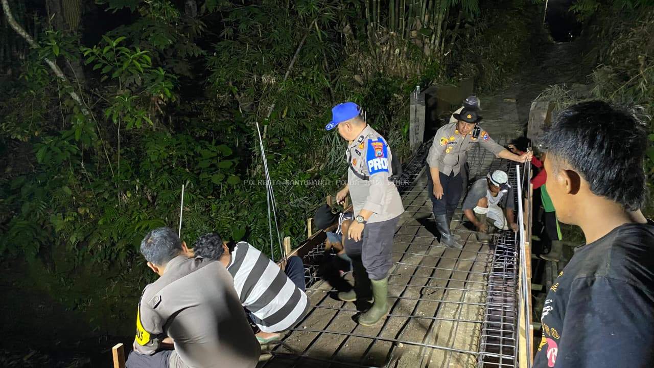 Melampaui Batas: Malam Minggu Polsek Sempu Banyuwangi Diisi dengan Gotong Royong Membangun Jembatan Merah Putih